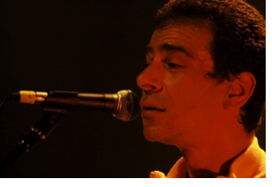 Amazigh kateb treedt op in Amsterdam Roots Festival