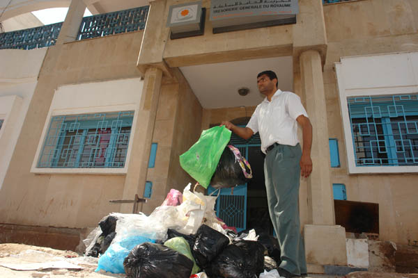 Burgers storten afval neer bij de ingang van de gemeente en de belastingdienst in Nador